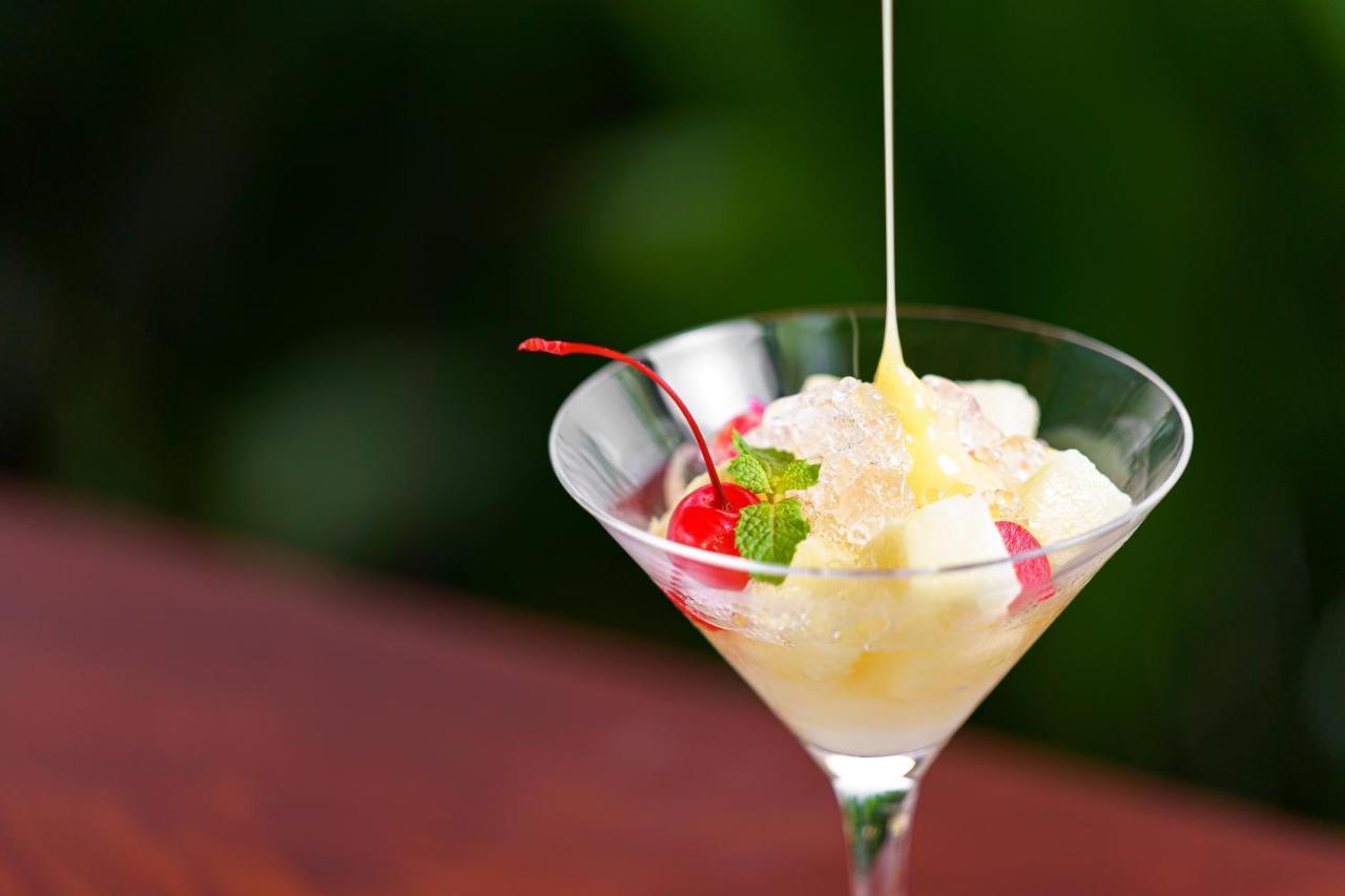 Shintana Saya La Maison Сиемрип Экстерьер фото A dessert being drizzled with crème anglaise
