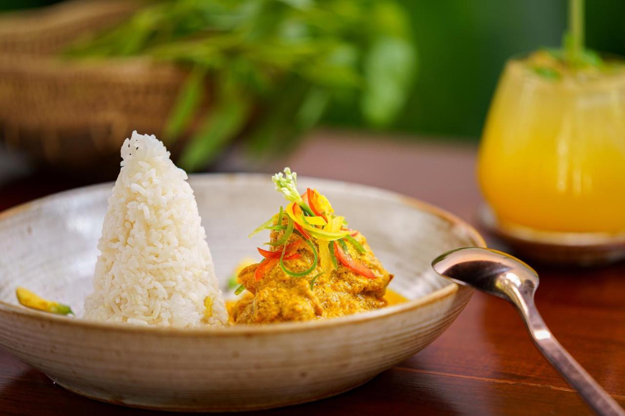 Shintana Saya La Maison Сиемрип Экстерьер фото A plate of nasi kandar