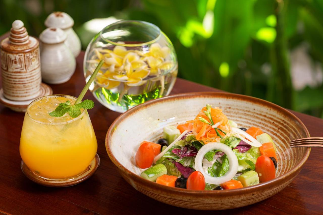 Shintana Saya La Maison Сиемрип Экстерьер фото A salad with a glass of lemonade