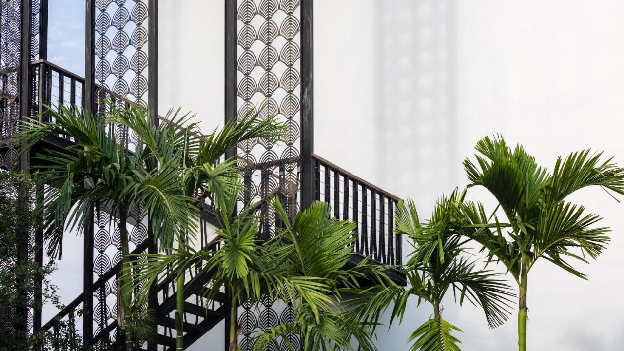Shintana Saya La Maison Сиемрип Экстерьер фото The staircase