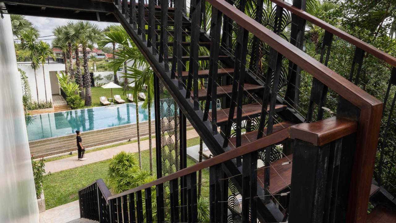 Shintana Saya La Maison Сиемрип Экстерьер фото A spiral staircase